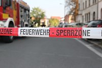 Die Polizei nimmt einen Mann fest, der ein Haus anzünden wollte Bild: Die Polizei nimmt einen Mann fest, der ein Haus anzünden wollte