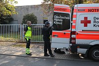 Die Polizei nimmt einen Mann fest, der ein Haus anzünden wollte Bild: Die Polizei nimmt einen Mann fest, der ein Haus anzünden wollte