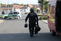 Die Polizei nimmt einen Mann fest, der ein Haus anzünden wollte Bild: Die Polizei nimmt einen Mann fest, der ein Haus anzünden wollte