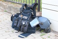 Die Polizei nimmt einen Mann fest, der ein Haus anzünden wollte Bild: Die Polizei nimmt einen Mann fest, der ein Haus anzünden wollte