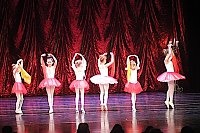 Ballettaufführungen auf der großen Bühne des Theaters Bild: Ballettaufführungen auf der großen Bühne des Theaters