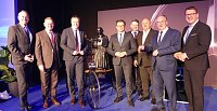 Ein Teil der geladenen Gäste aus Politik und Wirtschaft auf einem Gruppenfoto Bild: Ein Teil der geladenen Gäste aus Politik und Wirtschaft auf einem Gruppenfoto