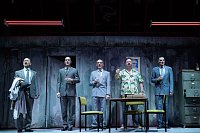 Das Ensemble des Rudolstädter Theaters lässt am Freitag die Mauer noch einmal fallen Bild: Das Ensemble des Rudolstädter Theaters lässt am Freitag die Mauer noch einmal fallen