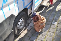 Bild: Die gro&szlig;en R&auml;der des Busses werden bestaunt