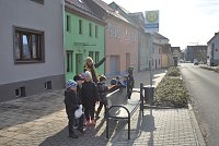 Bild: Die &auml;lteren Kita-Kinder besuchen eine Haltestelle in Bad Frankenhausen