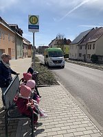 Bild: Die Kinder warten auf den B&uuml;rgerbus in Bad Frankenhausen