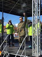 Bild: Der neue stellvertretende Bataillonskommandeur des Versorgungsbataillons 131, Oberstleutnant Christian M&ouml;nch, gab den Startschuss f&uuml;r die Mountainbikerinnen und Mountainbiker