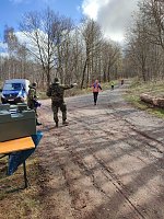 Bild: Der Weg ist das Ziel und manchmal ist das Zwischenziel ein  Verpflegungsstand. Davon hatten die Soldatinnen und  Soldaten der Kyffh&auml;user-Kaserne einige entlang der Strecken eingerichtet
