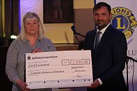 li. Bettina Horn-Rätsch (Leiterin der Jugendhilfestation Ebeleben) erhält eine Spende des LIONS Clubs Sondershausen; re. Matthias Minalga Bild: li. Bettina Horn-Rätsch (Leiterin der Jugendhilfestation Ebeleben) erhält eine Spende des LIONS Clubs Sondershausen; re. Matthias Minalga