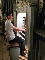 Bild: Organist an der Strobelorgel