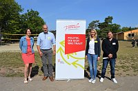 Bild: Mareen Biedermann (li.), Steffen Grimm (2.v.li.) und Silvio Beer (re.) leiteten die Gruppensitzung, Nadine M&uuml;ller (2.v.re.) organisierte das Event.
