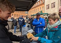 Bild: An den Verk&ouml;stigungsst&auml;nden f&uuml;r au&szlig;ergew&ouml;hnliche Burger, Pommes und Co herrschten lange Warteschlangen.