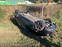 Auto überschlägt sich bei Überholmanöver Bild: Auto überschlägt sich bei Überholmanöver