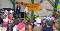 Bild: Mitglieder des F&ouml;rdervereins der Kindervilla Bad Frankenhausen  &uuml;berreichen Geschenke an die Kinder