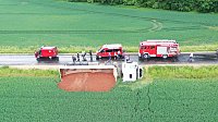Unfall mit umgekipptem Sattelzug Bild: Unfall mit umgekipptem Sattelzug