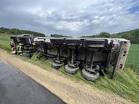 Unfall mit umgekipptem Sattelzug Bild: Unfall mit umgekipptem Sattelzug