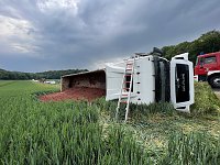 Unfall mit umgekipptem Sattelzug Bild: Unfall mit umgekipptem Sattelzug
