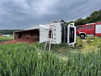 Unfall mit umgekipptem Sattelzug Bild: Unfall mit umgekipptem Sattelzug