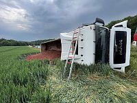 Unfall mit umgekipptem Sattelzug Bild: Unfall mit umgekipptem Sattelzug