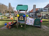 Bild: Gro&szlig;e Freude &uuml;ber das neue Spielger&auml;t herrschte bei den Bebraspatzen