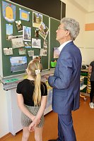 Bild: Minister Helmut Holter (Die LINKE) und Landr&auml;tin Antje Hochwind-Schneider besuchten die Staatliche Grundschule Adolph Diesterweg 
