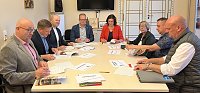 Bild: Die Vereinbarung f&uuml;r einen neuen Streckenabschnitt der wichtigen Nord-S&uuml;d-Verbindung zwischen dem Unstrut-Radweg und dem Unstrut-Werra-Radweg wurde im Landratsamt Sondershausen unterzeichnet