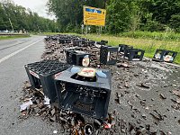 Bild: F&uuml;r immer verloren: ein Lkw verlor am morgen eine Ladung Bier auf der Bundesstra&szlig;e