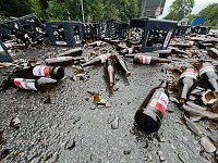 Bild: F&uuml;r immer verloren: ein Lkw verlor am morgen eine Ladung Bier auf der Bundesstra&szlig;e