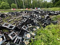Bild: F&uuml;r immer verloren: ein Lkw verlor am morgen eine Ladung Bier auf der Bundesstra&szlig;e
