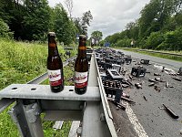 Bild: F&uuml;r immer verloren: ein Lkw verlor am morgen eine Ladung Bier auf der Bundesstra&szlig;e