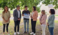 Bild: &Uuml;bergabe LEADER-F&ouml;rderurkunde Pilgerwohnen Klostergut M&ouml;nchpfiffel