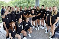 Bild: Die Handballerinnen des THC beim Besuch von Friedrich Merz (CDU) auf dem Baumkronenpfad im Nationalpark Hainich