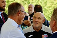 Bild: Friedrich Merz (CDU) im Gespr&auml;ch mit Herbert M&uuml;ller (Trainer THC Damen)