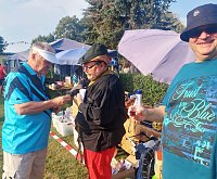 Bild: Viele Menschen kamen zum 2. Flohmarkt in das Naturschwimmbad Heldrungen