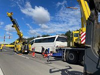 Verunglückter Bus an der A38 Bild: Verunglückter Bus an der A38