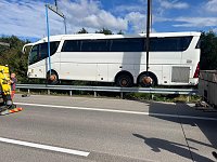 Verunglückter Bus an der A38 Bild: Verunglückter Bus an der A38