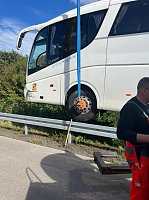 Verunglückter Bus an der A38 Bild: Verunglückter Bus an der A38
