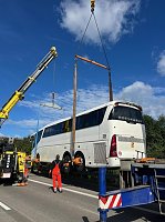 Verunglückter Bus an der A38 Bild: Verunglückter Bus an der A38