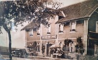 1275 Jahre Etzleben - Das Gasthaus Fürst Bismark aus den 40er Jahren (vor dem Bahnübergang) Bild: 1275 Jahre Etzleben - Das Gasthaus Fürst Bismark aus den 40er Jahren (vor dem Bahnübergang)
