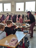 Bild: Um das Thema besonders anschaulich zu gestalten, brachte Frau Schr&ouml;ter verschiedeneExponate mit in den Unterricht.