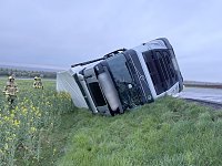 Der umgekippte LKW blockierte die B4. Bild: Der umgekippte LKW blockierte die B4.