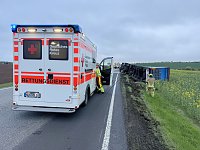 Der umgekippte LKW blockierte die B4. Bild: Der umgekippte LKW blockierte die B4.