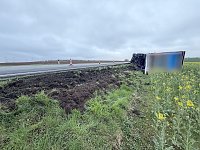 Der umgekippte LKW blockierte die B4. Bild: Der umgekippte LKW blockierte die B4.