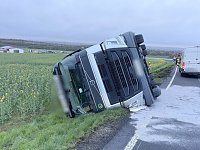 Der umgekippte LKW blockierte die B4. Bild: Der umgekippte LKW blockierte die B4.