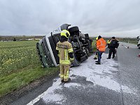 Der umgekippte LKW blockierte die B4. Bild: Der umgekippte LKW blockierte die B4.