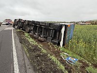 Der umgekippte LKW blockierte die B4. Bild: Der umgekippte LKW blockierte die B4.