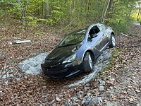 Bild: Der Opel musste einem Auto ausweichen und landete dann im Stra&szlig;engraben.