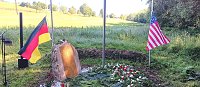Ein Gedenkstein zwischen Wiehe und Garnbach erinnert nun an im Zweiten Weltkrieg abgeschossene Soldaten. Bild: Ein Gedenkstein zwischen Wiehe und Garnbach erinnert nun an im Zweiten Weltkrieg abgeschossene Soldaten.