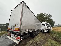 Bild: LKW kommt auf der B241 von der Stra&szlig;e ab und prallt gegen einen Baum
