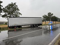 Bild: LKW kommt auf der B241 von der Stra&szlig;e ab und prallt gegen einen Baum